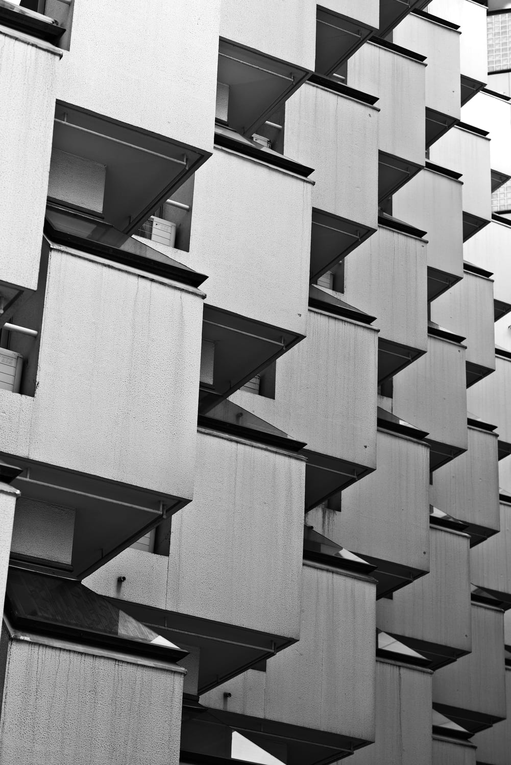 Una vista del edificio moderno desde una perspectiva única, destacando su diseño distintivo.